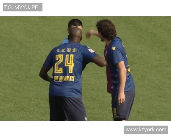 著名足球球星婚姻受考验被曝出轨事件引发公众热议